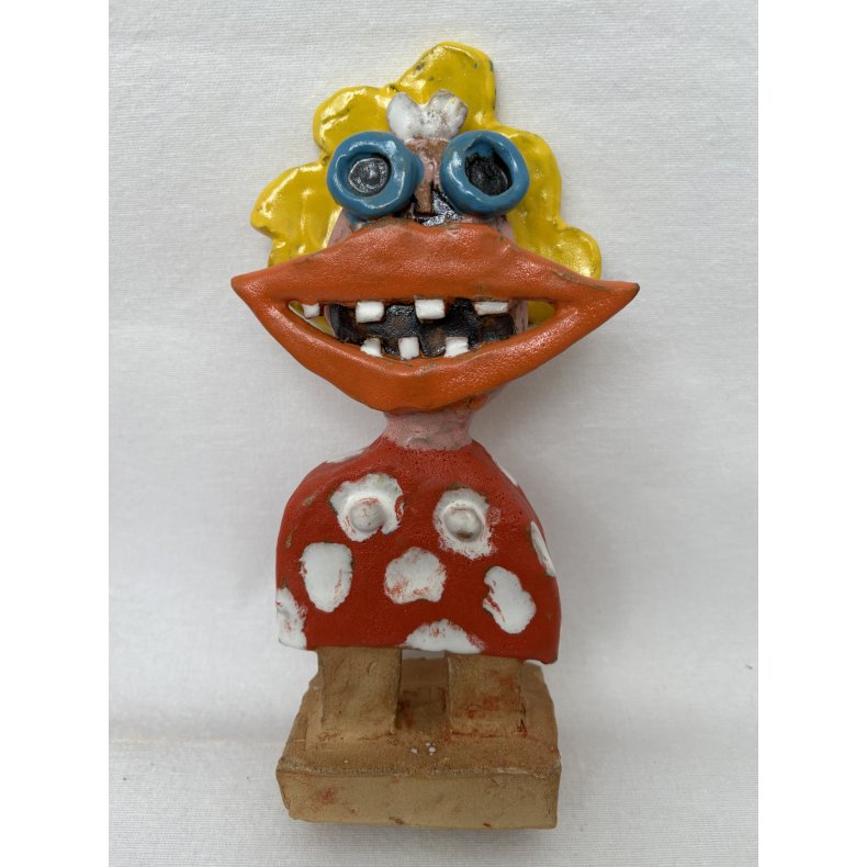 Grinepige med briller, skulptur, H.26 cm