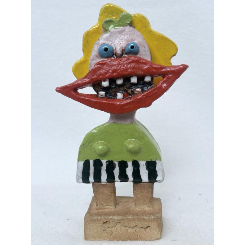 Grinepige med gr�n sl�jfe, skulptur, ca. 23 cm