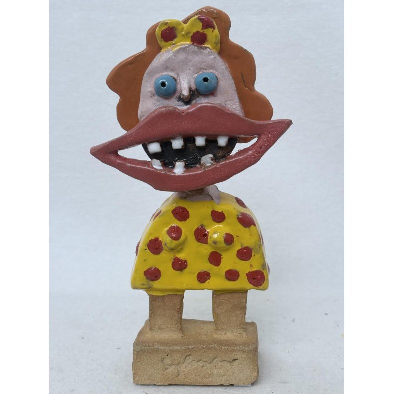 Grinepige med r�de prikker, skulptur, ca. 23 cm