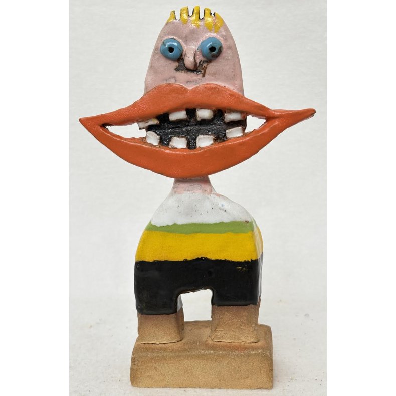 Grinedreng med gr�n stribe, skulptur, ca. 22 cm