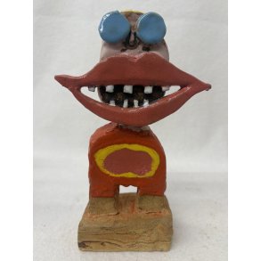 Grinedreng med gul mavering, skulptur, ca. 23 cm