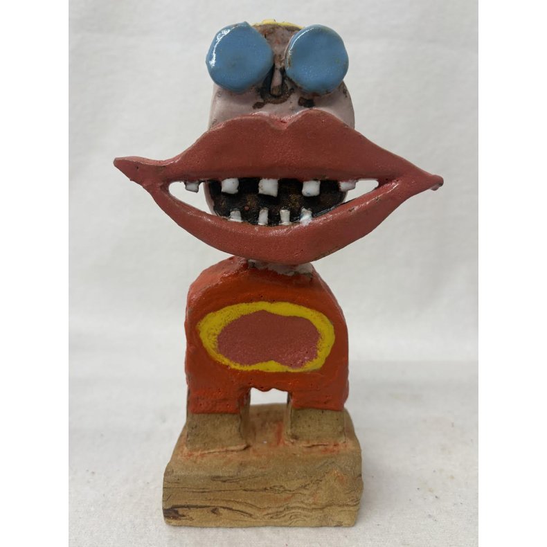 Grinedreng med gul mavering, skulptur, ca. 23 cm