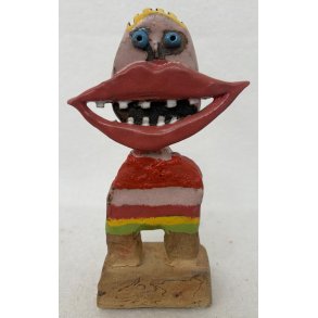 Grinedreng med r�dstribet tr�je, skulptur, ca. 22 cm