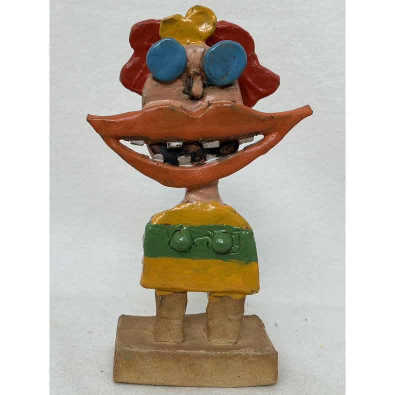 Grinepige med bl� briller, skulptur, ca. 23 cm