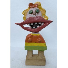 Grinepige med gr�nne �jne, skulptur, ca. 23 cm