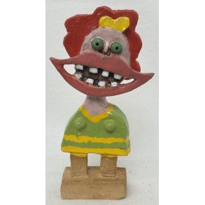 Grinepige med gul sl�jfe, skulptur, ca. 23 cm