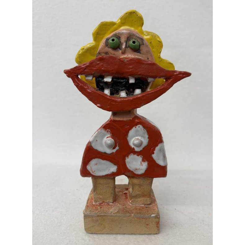 Grinepige med gult h�r, skulptur, H.22 cm