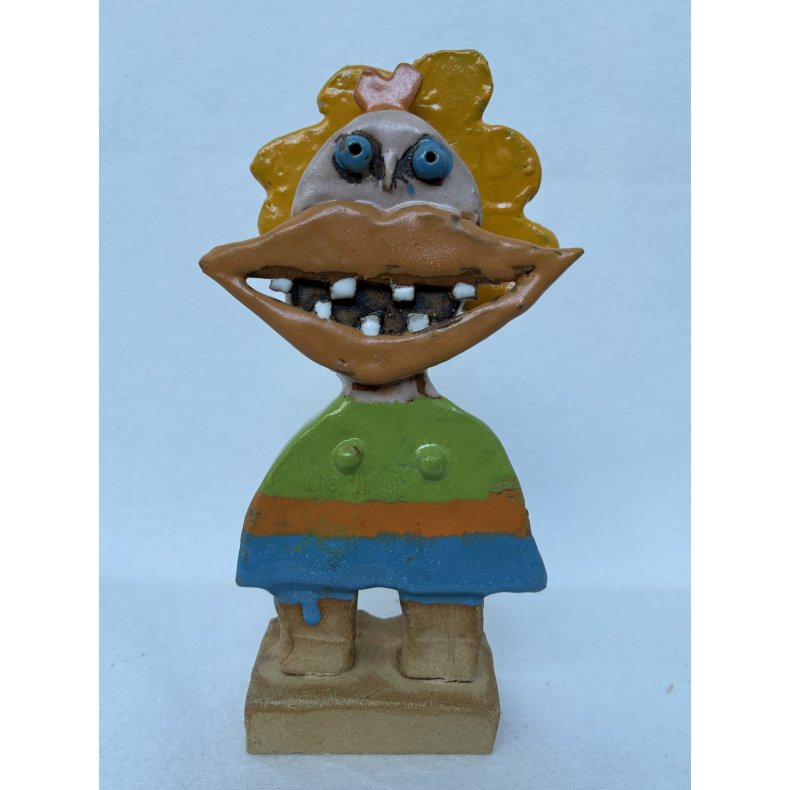 Grinepige med gult hr, skulptur, H.25 cm