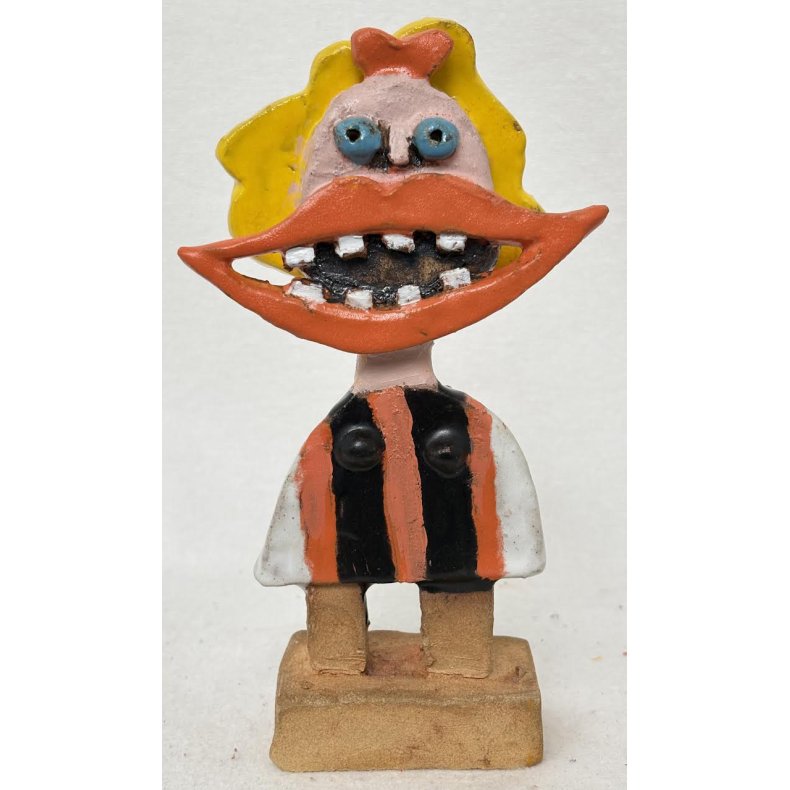 Grinepige med r�d sl�jfe, skulptur, ca. 22 cm