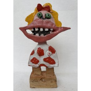 Grinepige med r�d sl�jfe, skulptur, H.22 cm