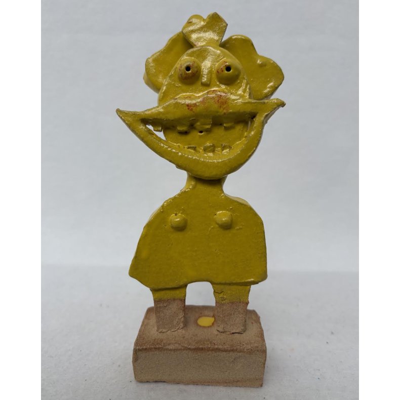 Gul grinepige med fejlfarve, skulptur, ca. H.16 cm