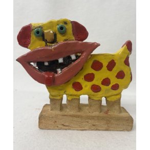 Gul hund med r�de prikker, skulptur, ca. 15x16 cm