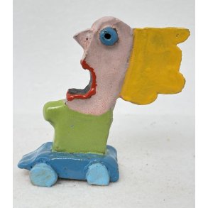 Gult h�r og bl� bil, skulptur, 11x11 cm