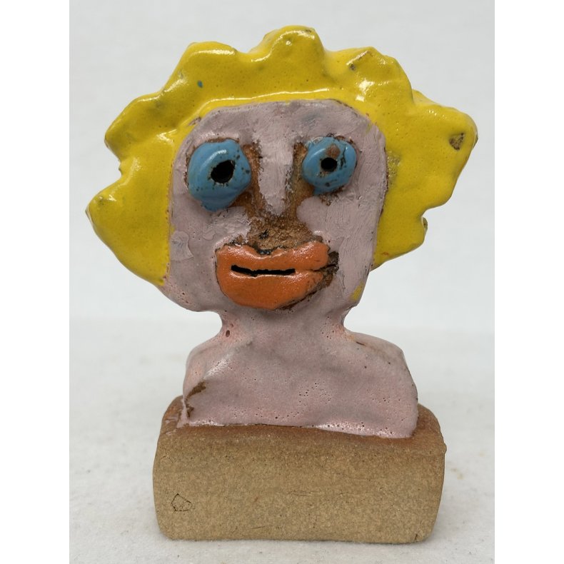 Person med gult h�r, skulptur, H.10 cm