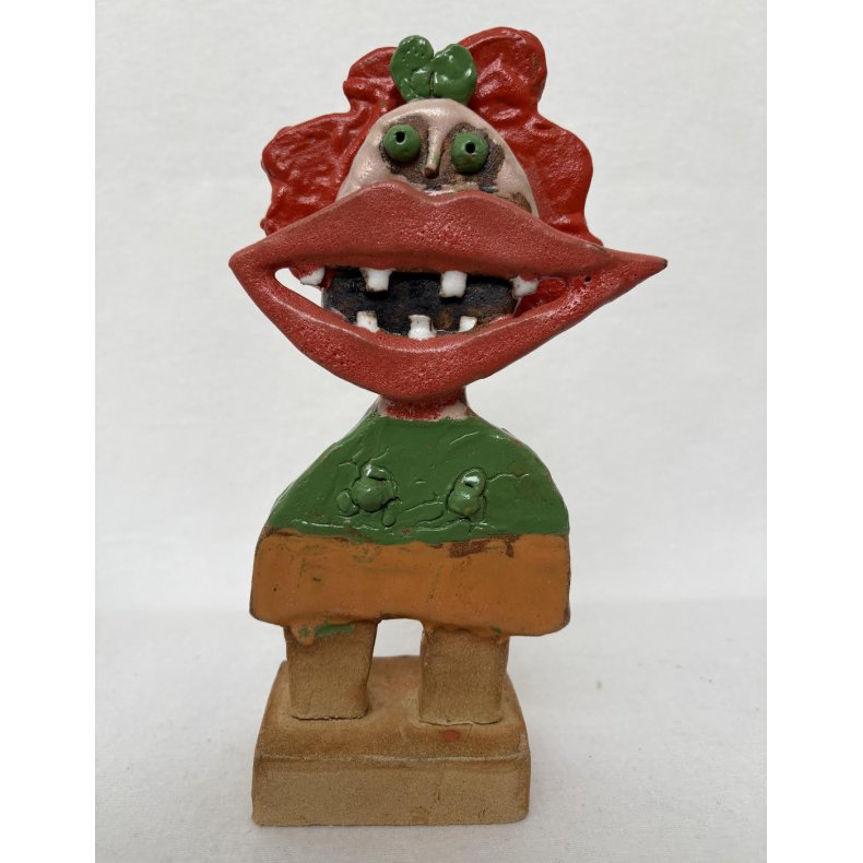 Rdhret grinepige, skulptur, H.25 cm