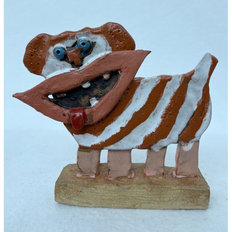 R�dstribet hund, skulptur, ca. 16x17 cm