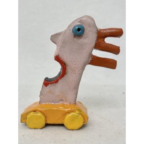 Bilist i orange bil, no. 43, skulptur, ca. 10 cm