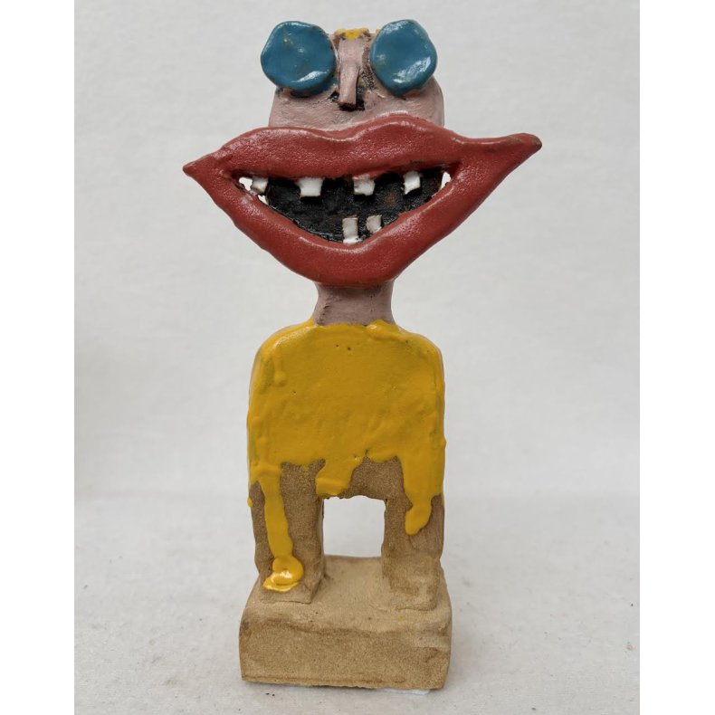 Grinedreng med gul krop, skulptur, ca. 23 cm