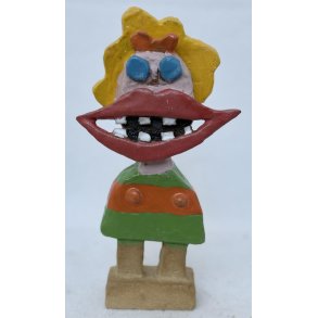 Grinepige med bl� briller, skulptur, ca. 22 cm