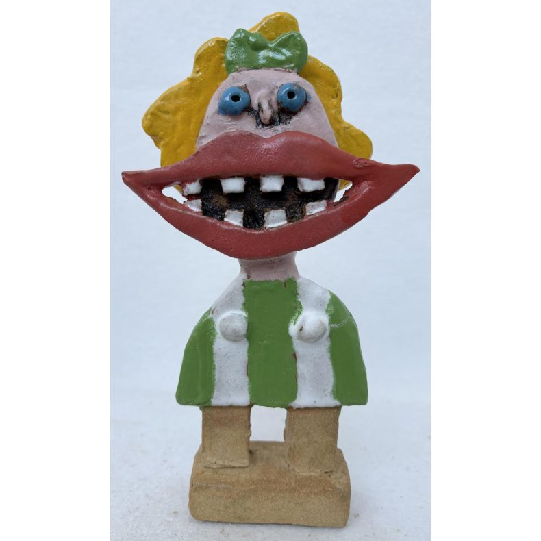 Grinepige med gr�n sl�jfe, skulptur, ca. 22 cm