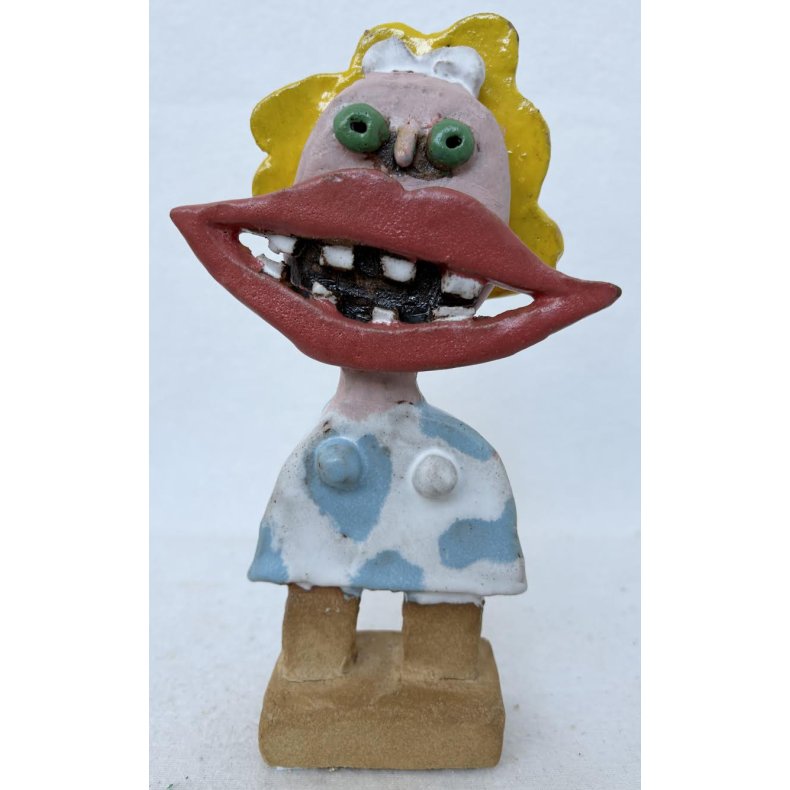 Grinepige med hvid sl�jfe, skulptur, ca. 22 cm