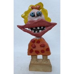 Grinepige med m�rker�de prikker, skulptur, ca. 23 cm