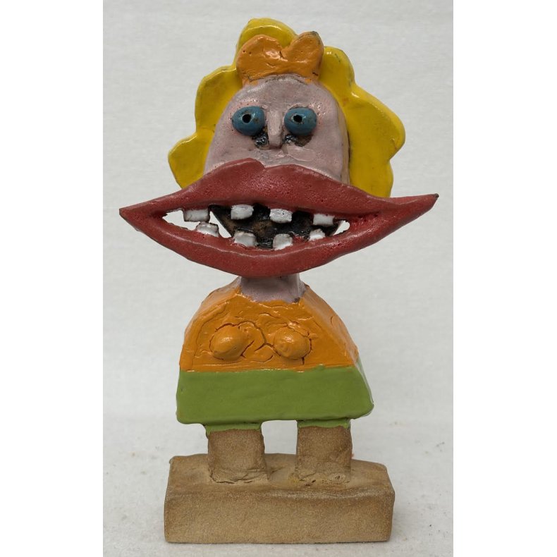 Grinepige med orange sl�jfe, skulptur, ca. 22 cm