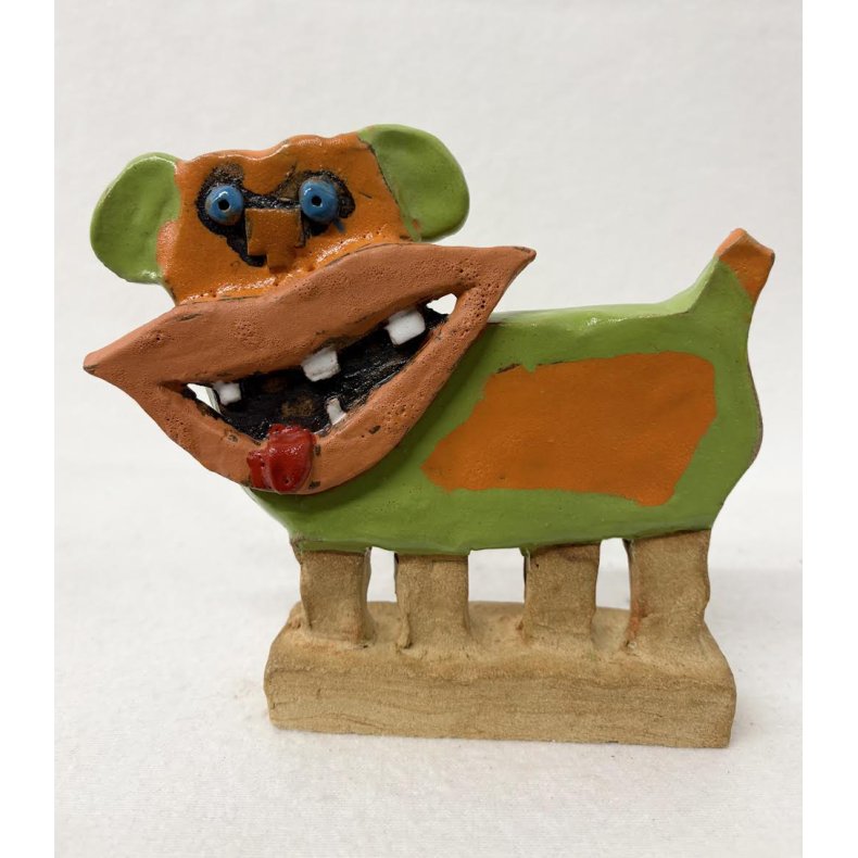 Gr�norange hund, skulptur, ca. 16x17 cm