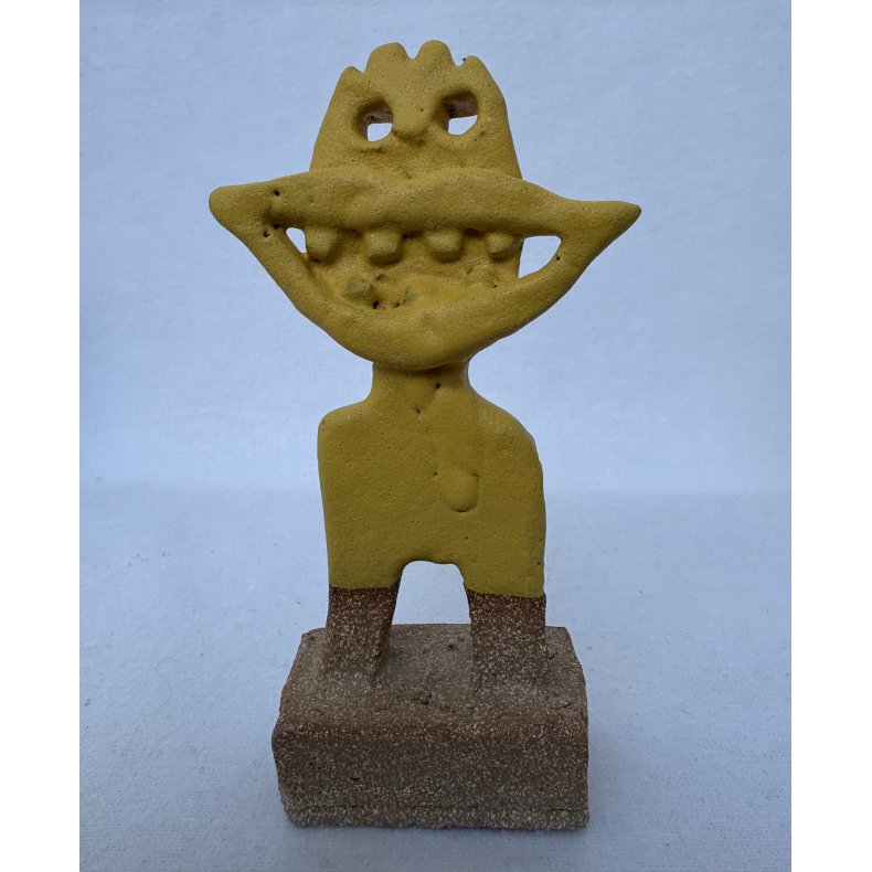 Gul grinedreng, skulptur, ca. H.15 cm
