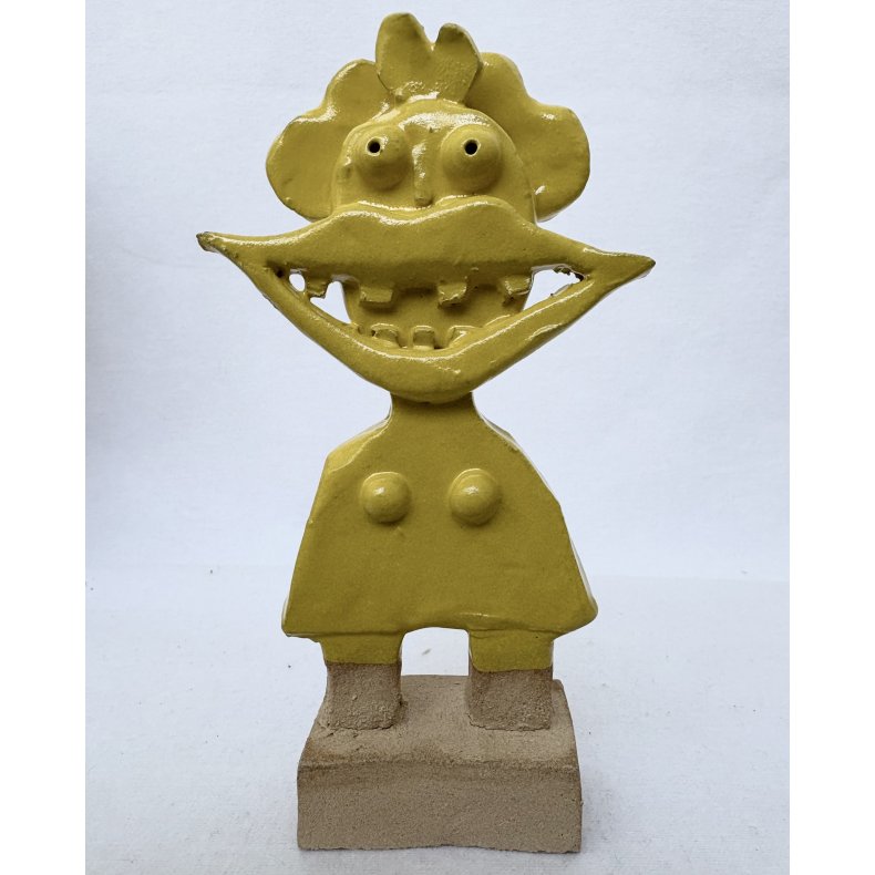 Grinepige, skulptur, gul, H. ca. 17 cm